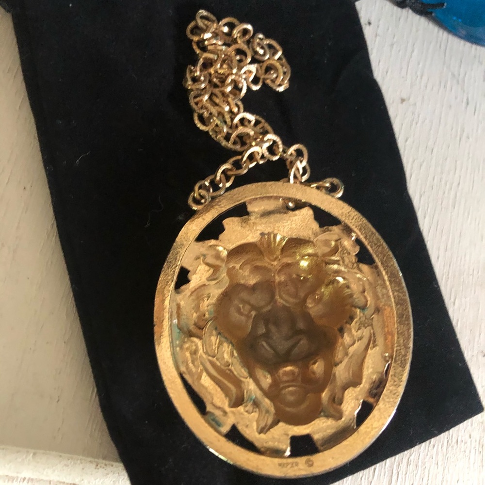 Vintage Repousse Lion Pendant Runway Necklace - Picture 8 of 12